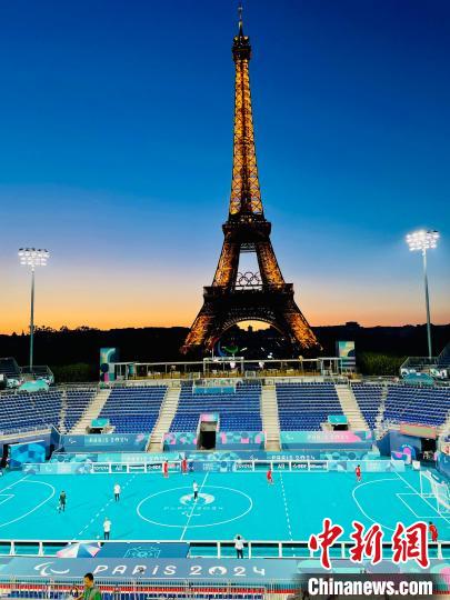 傍晚埃菲尔铁塔下的残奥