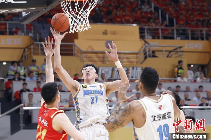 北京客场以94-92险胜广厦扳回一城，总冠军归属仍