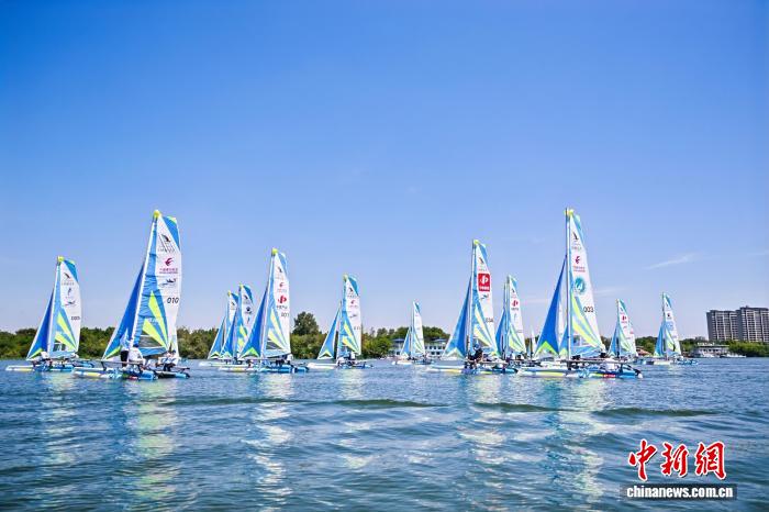 2025万水千帆赛首站赣江开赛 40支船队竞逐风浪