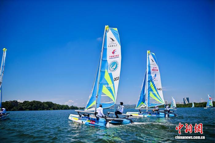 2025万水千帆赛首站赣江开赛 40支船队竞逐风浪