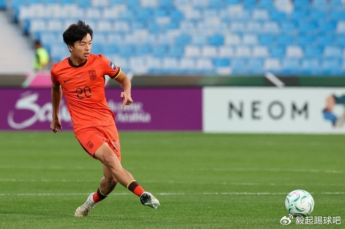 中国男足新一期集训名单出炉 中场核心阵容引关