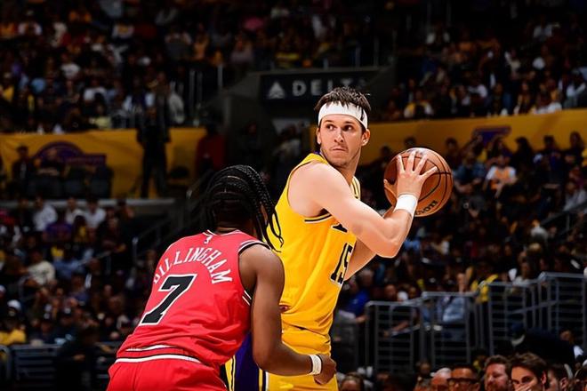 湖人142-130大胜公牛，里夫斯30+7助助球队登顶西