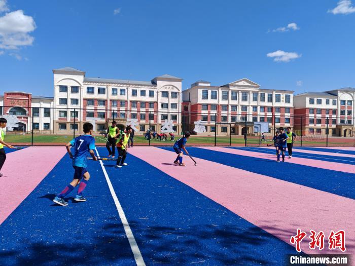 莫旗曲棍球少年驰骋赛场