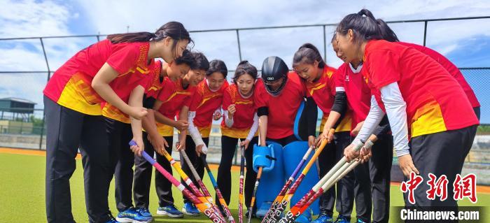 莫旗曲棍球少年驰骋赛场 梦想在草原绽放