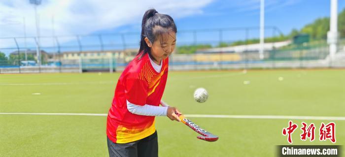 莫旗曲棍球少年驰骋赛场 梦想在草原绽放